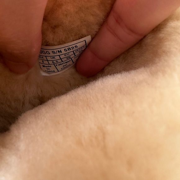 UGG Australia Classic short boots Size 8 - Picture 6 of 6